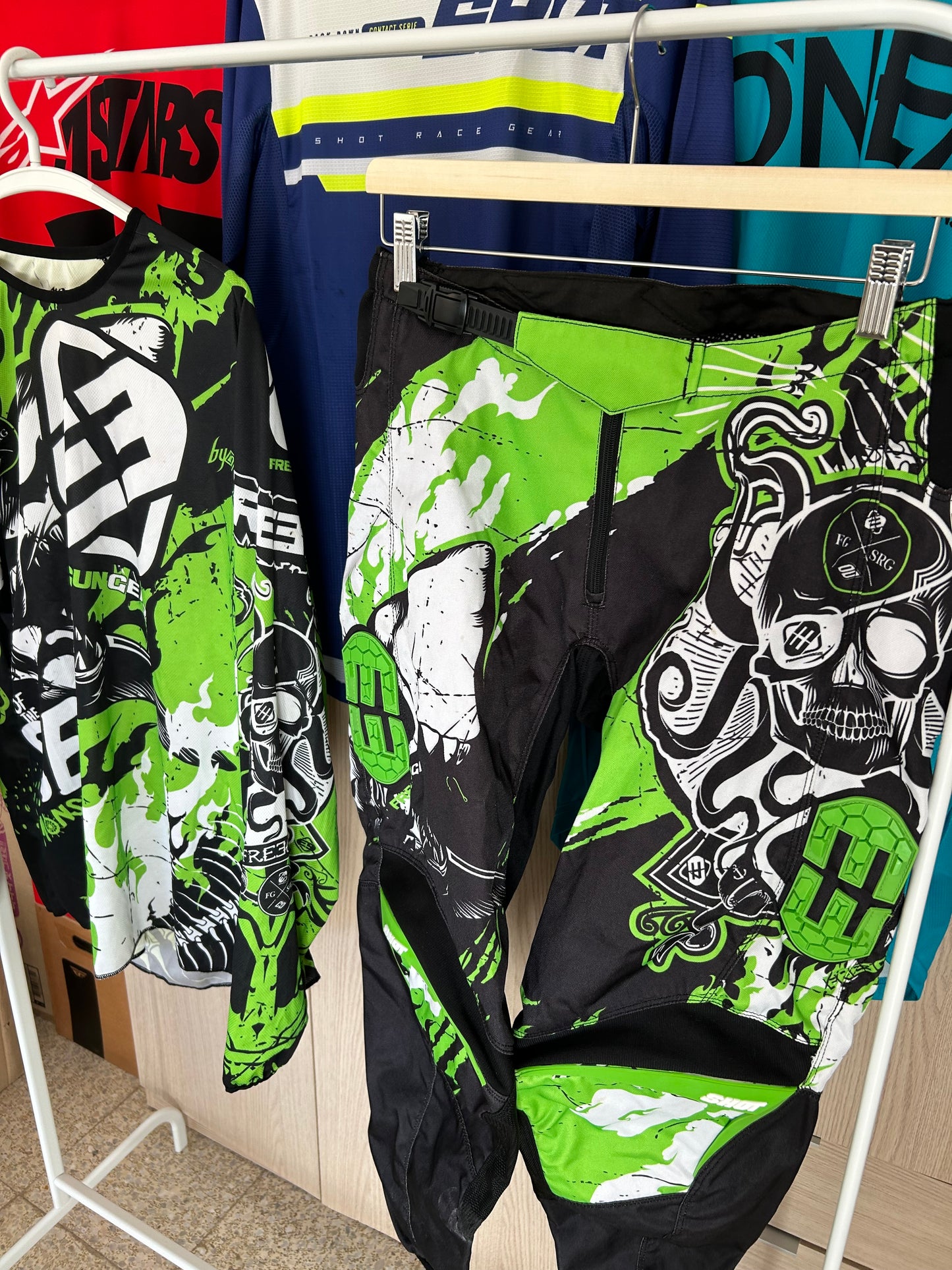 Equipación motocross Shot