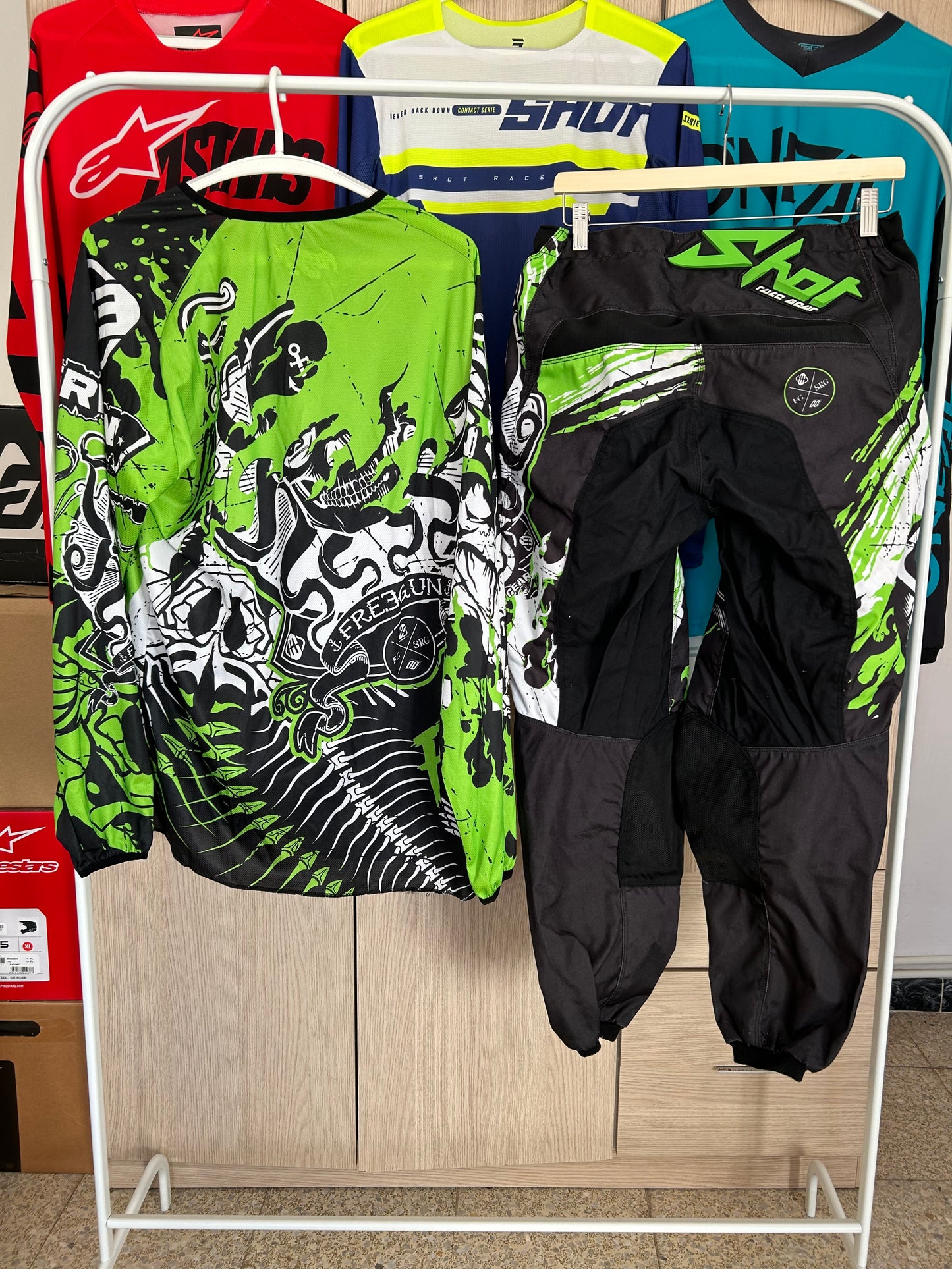 Equipación motocross Shot